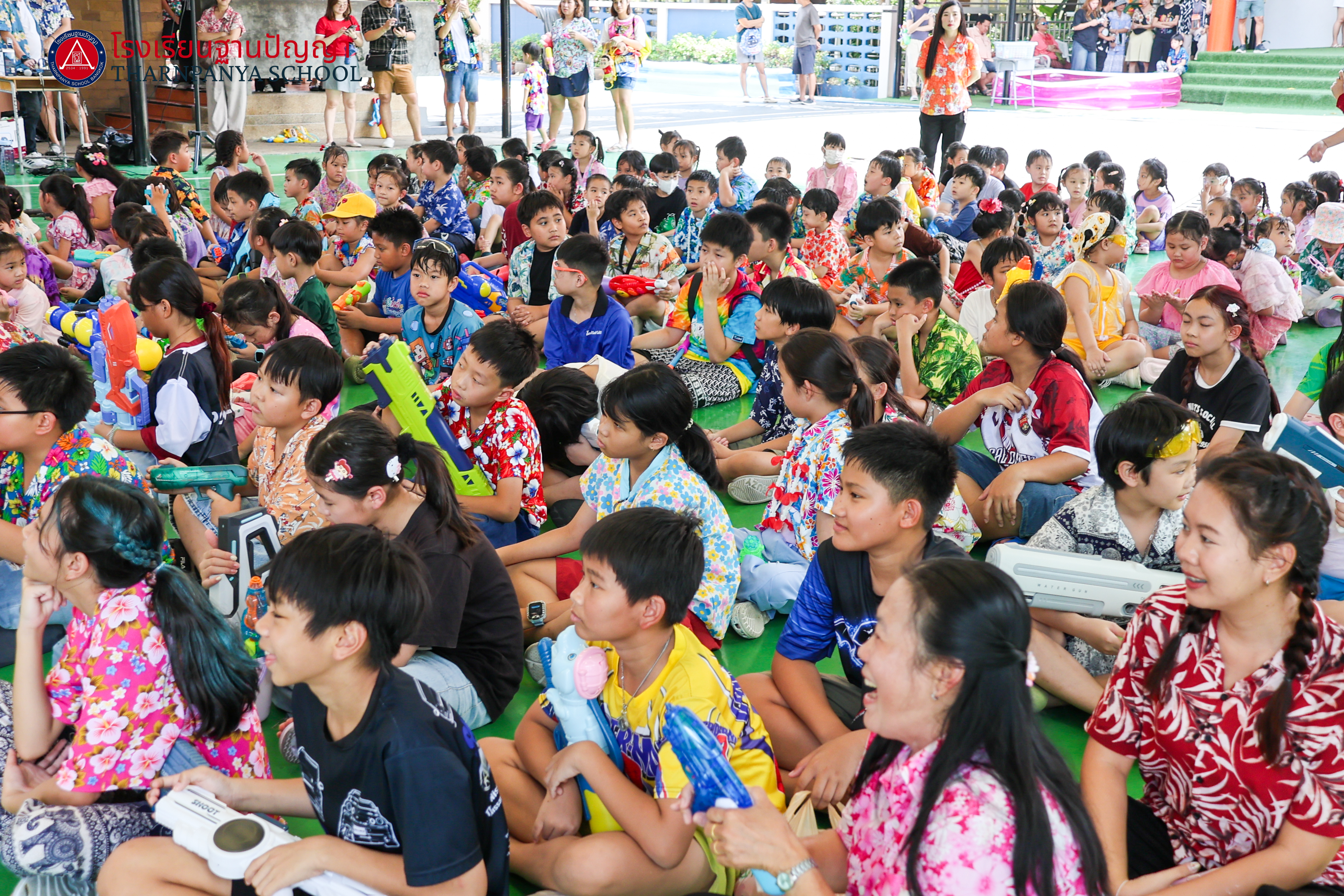 เด็กๆ นั่งรอเล่นน้ำ